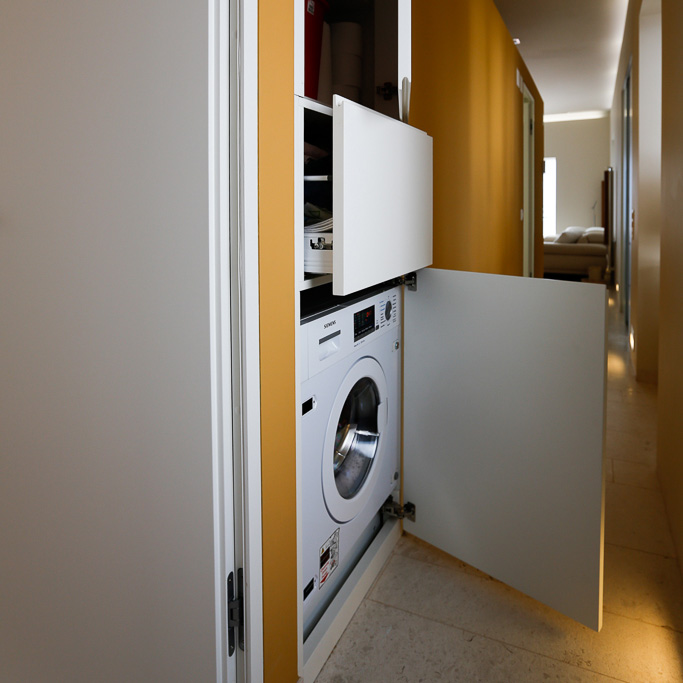 In der Wohnung befindet sich eine Waschmaschine mit Tumbler.